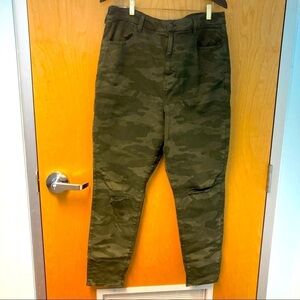 AMERICAN EAGLE Sz 20  Camo High Rise Comfort Skinny Jeans